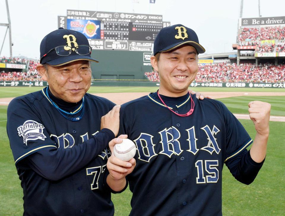 　プロ初勝利を飾り、西村監督（左）に祝福される荒西