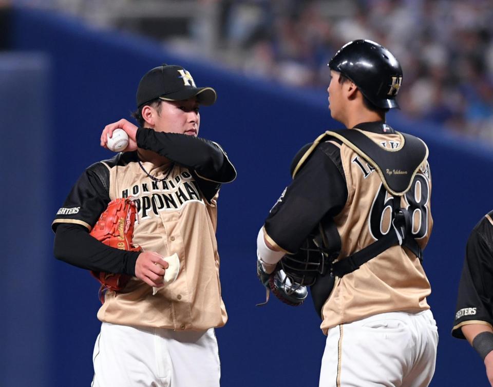 初回から中日打線の猛攻に、苦しい投球の日本ハム・吉田輝星（左）＝ナゴヤドーム（撮影・山口登）