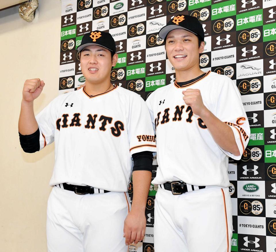 　ファン投票で選出され、笑顔でガッツポーズをする岡本（左）と坂本勇