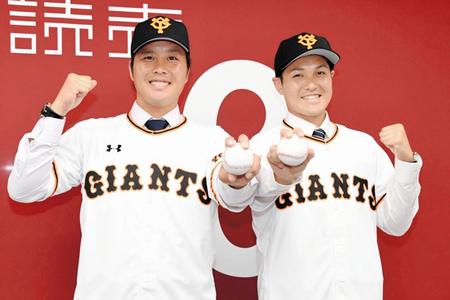 ボールを手にポーズを決める巨人・鍵谷陽平（右）と巨人・藤岡貴裕＝球団事務所（撮影・棚橋慶太）