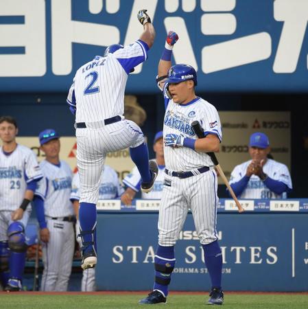 １回、先制ソロを放ったロペス（左）を迎える筒香