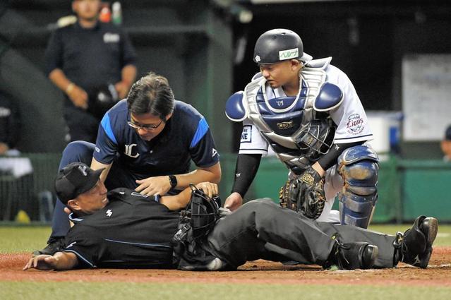 西武－オリックス　村山球審のマスクにファウルボールが直撃　倒れ込み、試合が一時中断