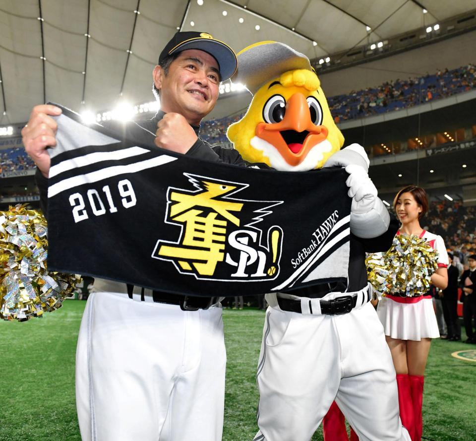 交流戦優勝を決め、ポーズを決めるソフトバンク・工藤公康監督＝２３日
