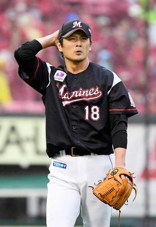 　同点を許した３回を終え、ベンチに戻る涌井