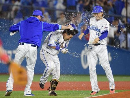 　サヨナラ打を放ち祝福される宮崎（中央）＝撮影・金田祐二