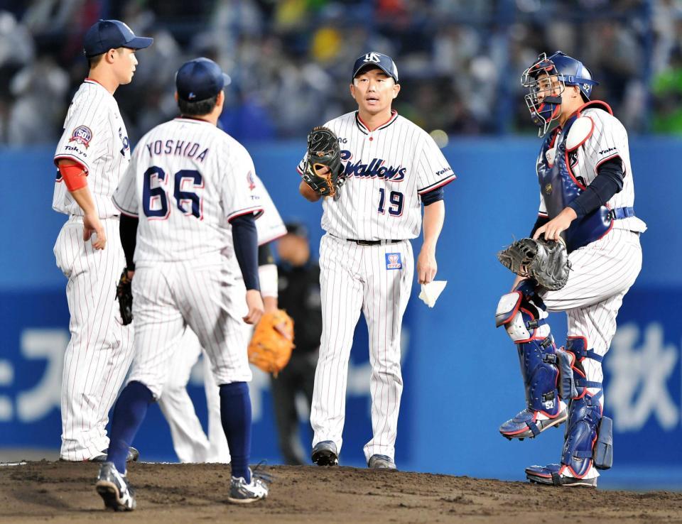 　４回、山田哲のエラーでピンチを招き、石川（左から３人目）の元へ集まるヤクルトナイン