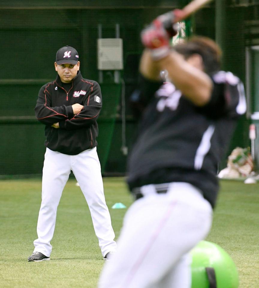 室内練習場で練習を見守るロッテ・井口監督＝楽天生命パーク