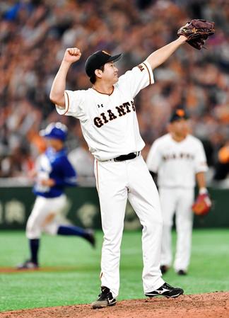 　今季初完封でガッツポーズの菅野（撮影・西岡正）