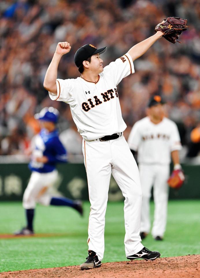 　今季初完封でガッツポーズの菅野（撮影・西岡正）