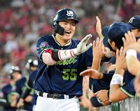 ５回、満塁本塁打を放ち歓喜の表情でナインとタッチを交わす村上