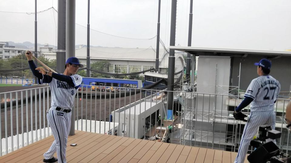 屋上のテラスで撮影に応じる神里（左）と上茶谷