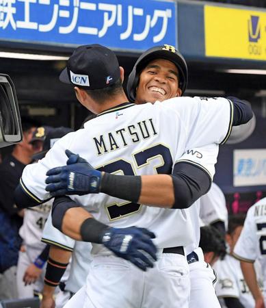 　２回、本塁打を放ったモヤは、松井雅（手前）と抱き合い喜ぶ（撮影・山口登）