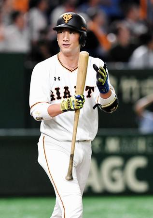 ６回、左越え本塁打を放ちベンチに向かってアピールする巨人・小林誠司＝東京ドーム（撮影・三好信也）