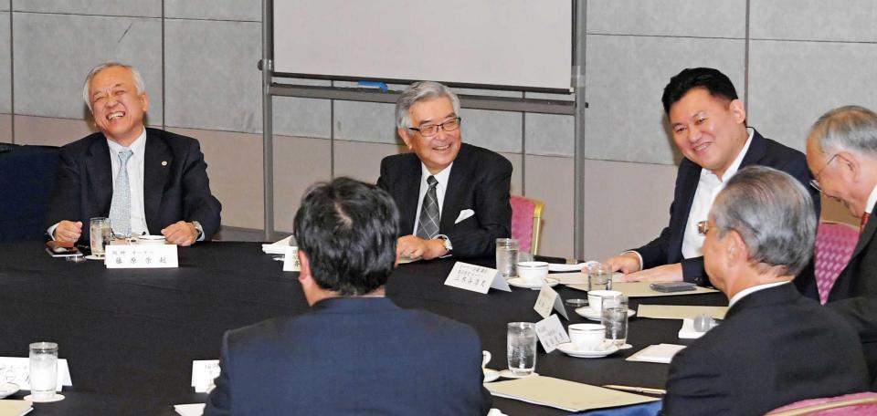 　円卓を囲む阪神・藤原オーナー（左端）ら。右から２人目は議長の楽天・三木谷オーナー
