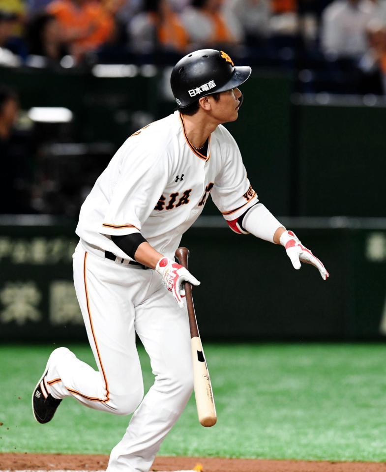 ２回、左越えに満塁本塁打を放つ巨人・坂本勇人＝東京ドーム（撮影・三好信也）