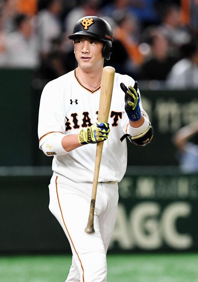 ６回、左越え本塁打を放ちベンチに向かってアピールする巨人・小林誠司＝東京ドーム（撮影・三好信也）