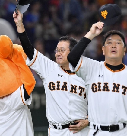 　ＤｅＮＡに勝利しファンの声援に応える原監督（中央）