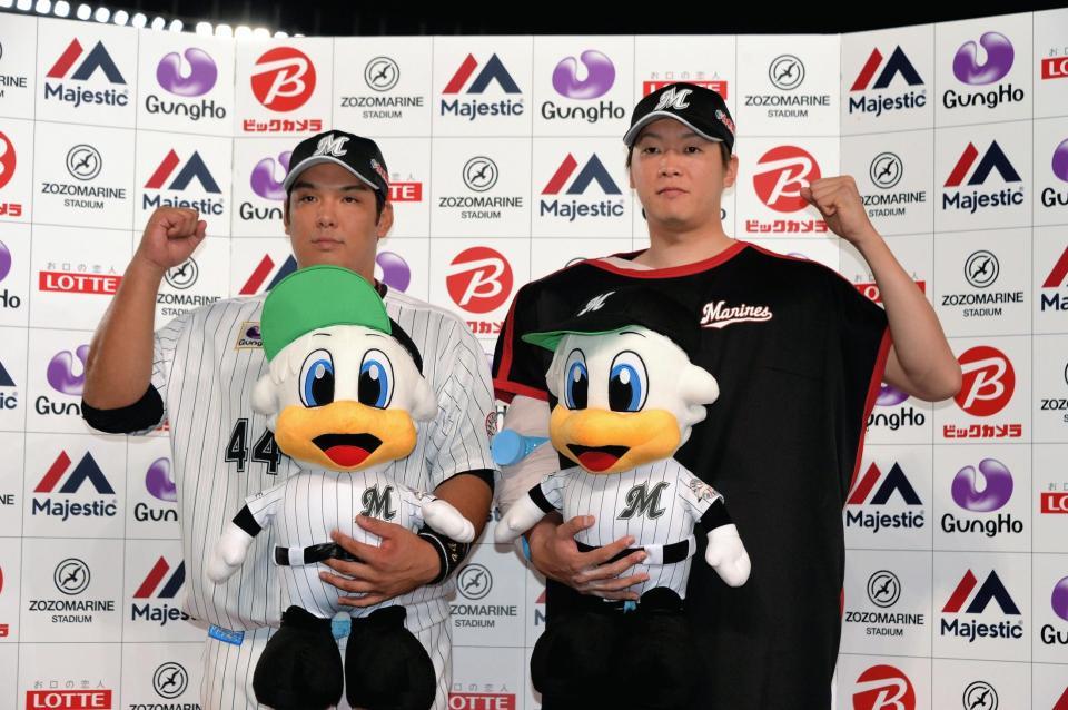 　お立ち台でポーズをとるロッテ・井上（左）と二木