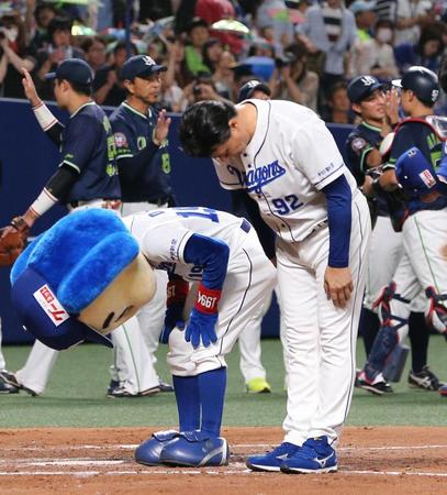 ヤクルトに逆転負けし、スタンドに一礼する与田監督（右）