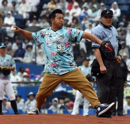始球式を務める山口智充さん（撮影・冨永豊）