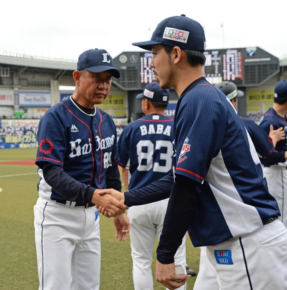 ４勝目を挙げ辻監督（左）と握手する西武・本田