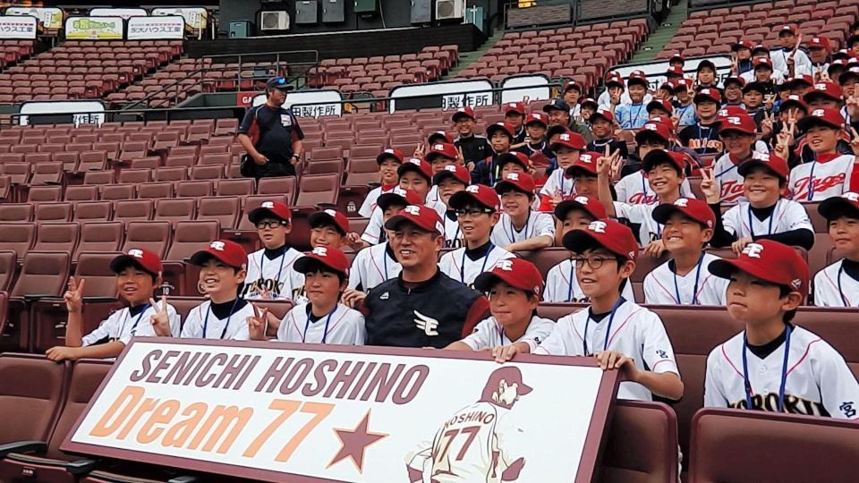 仙台市の少年野球チームの子供たちと記念撮影をする楽天・平石監督＝楽天生命パーク宮城