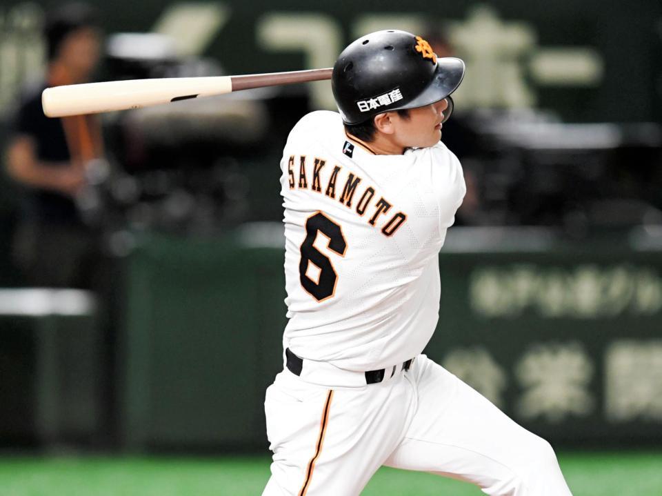 １回、先制ソロを放つ巨人・坂本勇人＝東京ドーム（撮影・棚橋慶太）