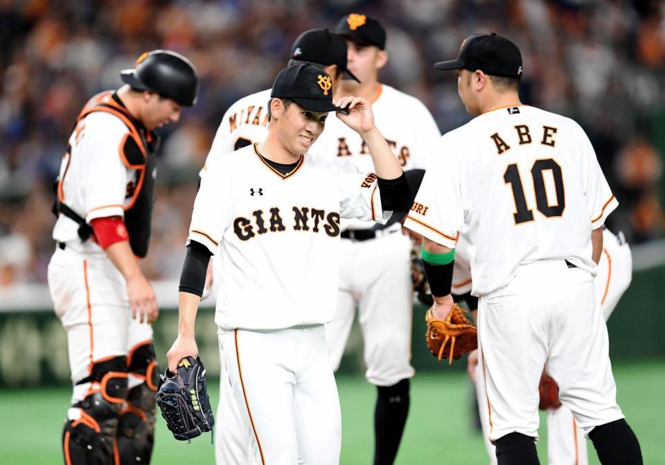 ３回、降板する巨人・高橋優貴＝東京ドーム（撮影・棚橋慶太）