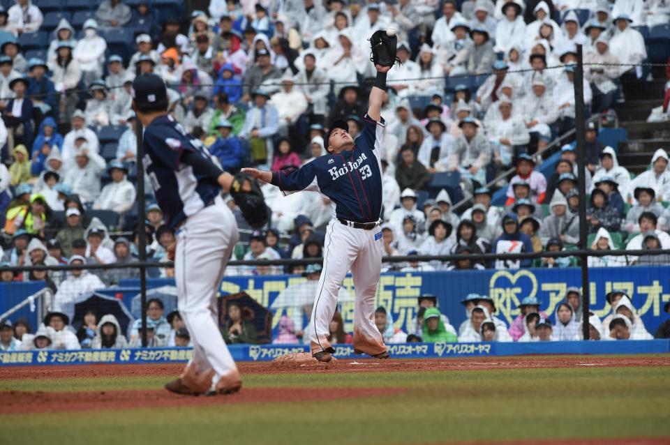 　５回、ロッテ・藤岡の投ゴロをさばき、一塁へ悪送球する西武・松本航（左）。一塁手は山川