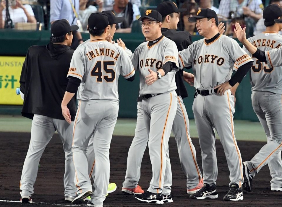 　ナインを迎える原監督（中央）＝撮影・山口登