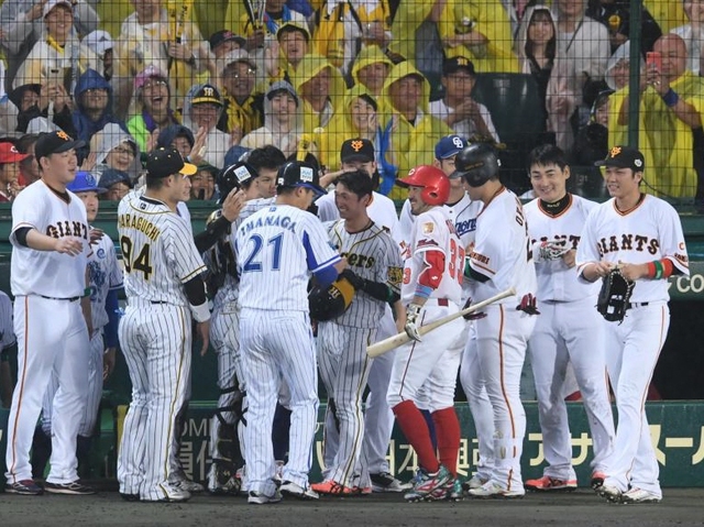 【写真】よくやった！ベンチ前でヨシヨシされる阪神・近本　先輩スターが祝福