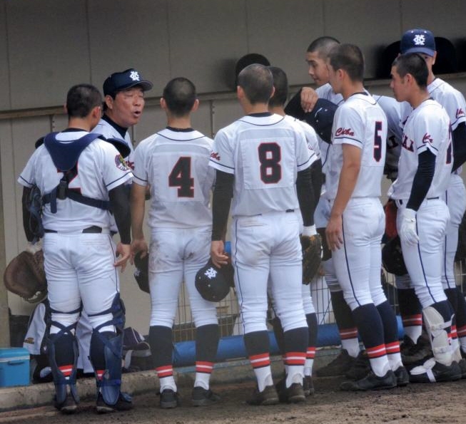 試合中、ナインに声を掛ける千葉経大付・森監督（左から２人目）