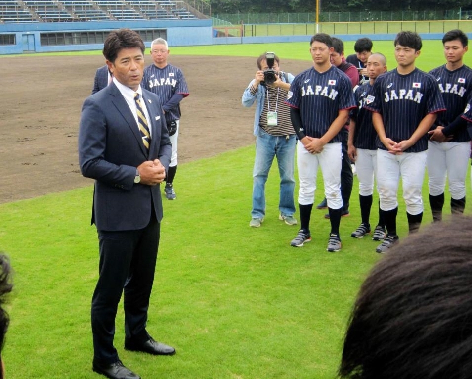 　大学日本代表メンバーを激励する稲葉監督＝神奈川県平塚市