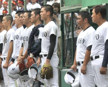 　まさかのコールド負けを喫し、相手の校歌を聞く石川（右から３人目）ら東邦ナイン。右端は森田監督