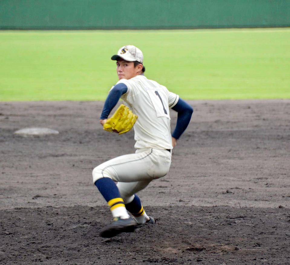 　力投を見せた創志学園・西