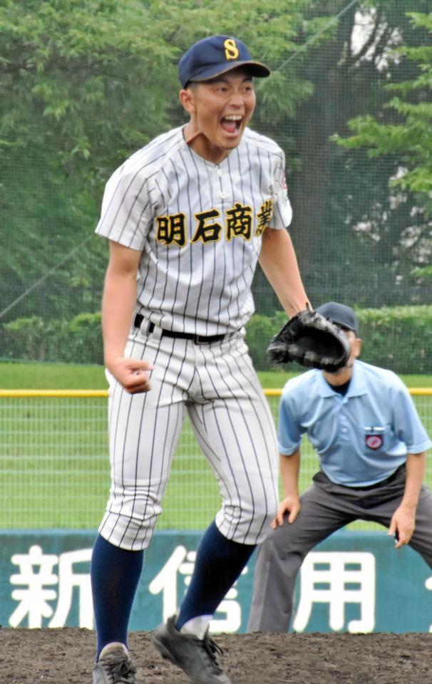 　初の完封勝利に雄叫びをあげる明石商・溝尾