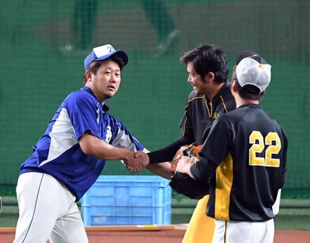 中日・松坂大輔（左）は阪神・岩田稔と握手をかわす＝ナゴヤドーム（撮影・山口登）