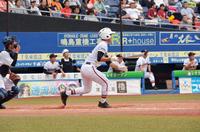 ２回２死一、二塁から左翼へ２点適時二塁打を放つ木更津総合・山中