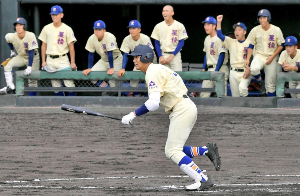 　６回、適時二塁打を放つ星稜・奥川