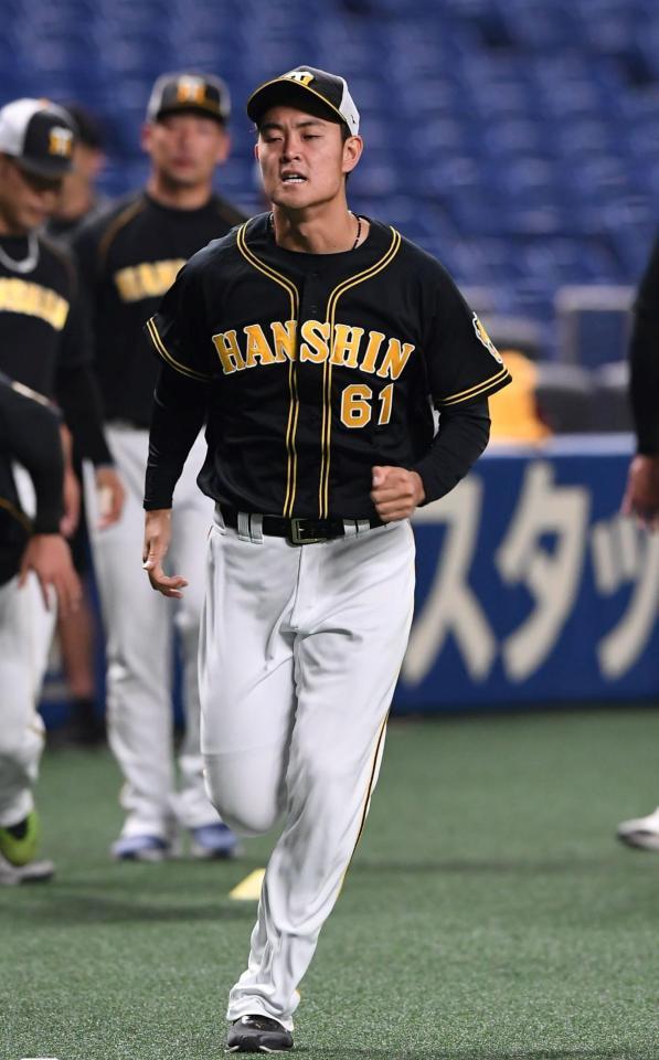 ウオーミングアップする阪神・望月惇志＝ナゴヤドーム（撮影・北村雅宏）