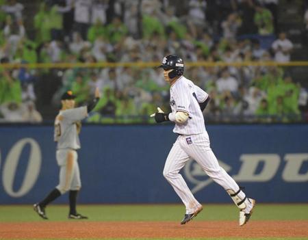 ５回、山田哲の右翼ポール際の打球が本塁打の判定。左はファールをアピールする若林
