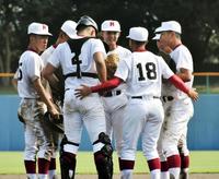 ピンチでマウンドに集まり、ベンチからの指示を聞く松山商ナイン