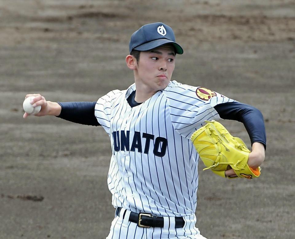 遠野緑峰戦に先発して２イニングを６人で抑えた大船渡・佐々木朗希＝花巻球場