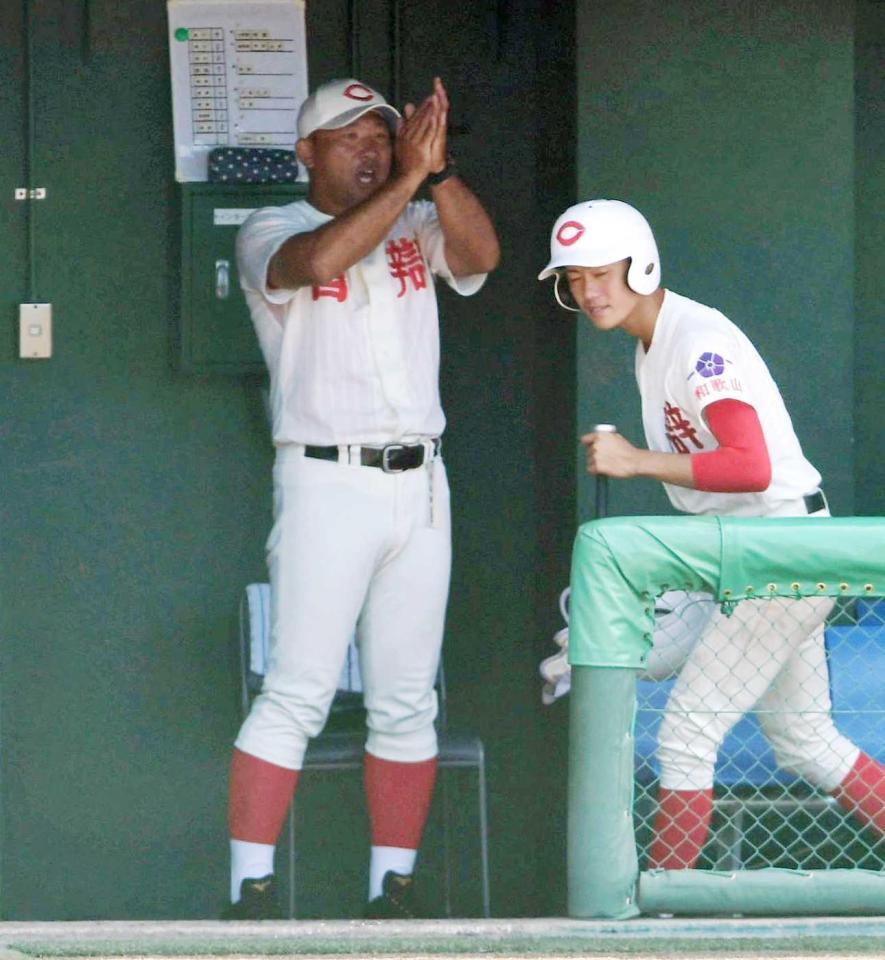 　８回、智弁和歌山・東妻が適時二塁打を放ち手をたたいて喜ぶ中谷監督（中央）＝撮影・高石航平
