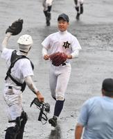 完封勝利を挙げた北野・古本＝豊中ローズ球場（撮影・佐藤厚）