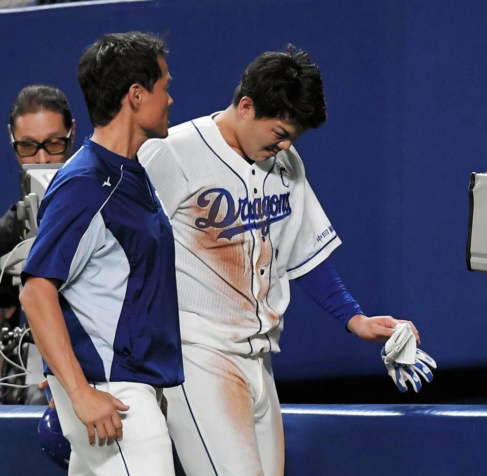 １６日の阪神戦で、中日・高橋周平は手を痛めてベンチへ下がる