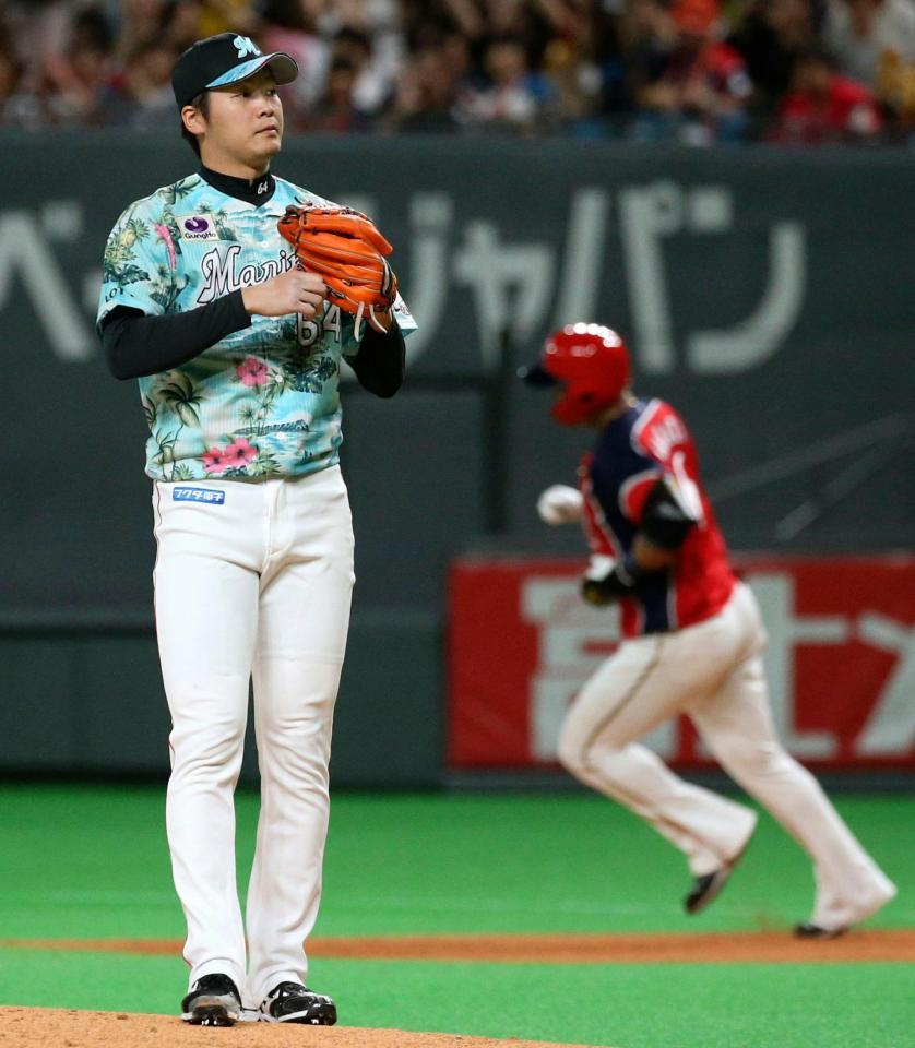 ４回、日本ハム・中田（右）に本塁打を浴びたロッテ・二木＝札幌ドーム