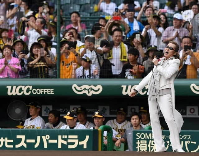 カールスモーキー石井 超満員甲子園で試合前に熱唱 阪神ファンはアツい 野球 デイリースポーツ Online