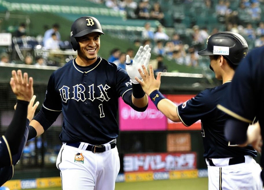 １回、先制２ランを放ち、吉田正尚（右）とタッチを交わすオリックス・モヤ＝メットライフドーム（撮影・西岡正）