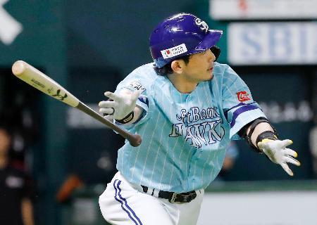 　３回ソフトバンク無死、松田宣が中越えに２打席連続の本塁打を放つ＝ヤフオクドーム